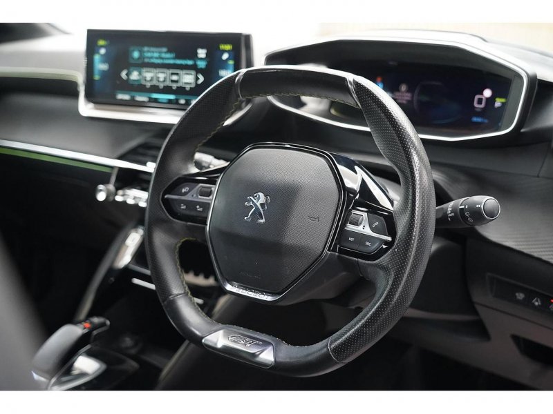 PEUGEOT E-208