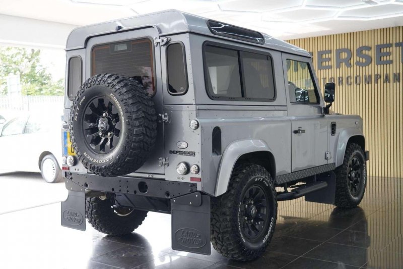 LAND ROVER DEFENDER 90
