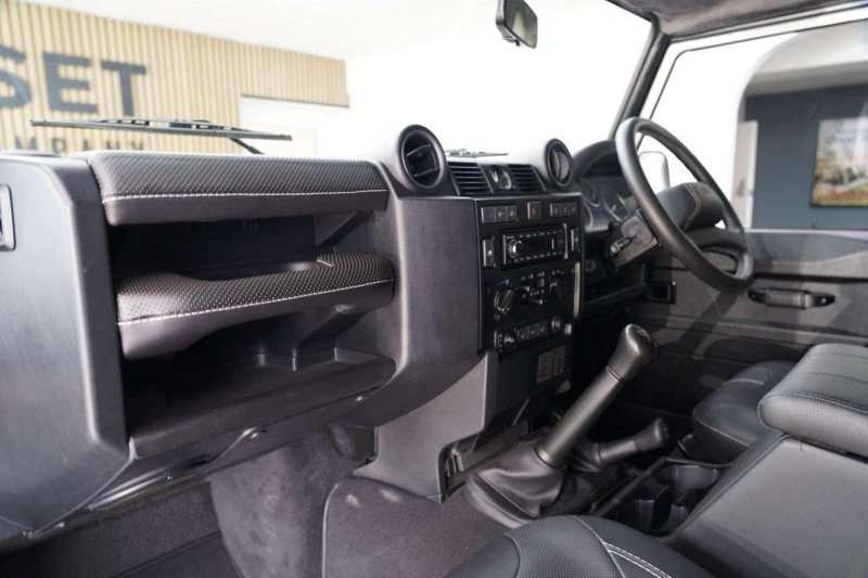 LAND ROVER DEFENDER 90