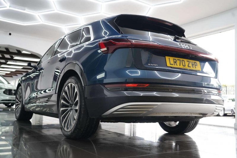 AUDI E-TRON