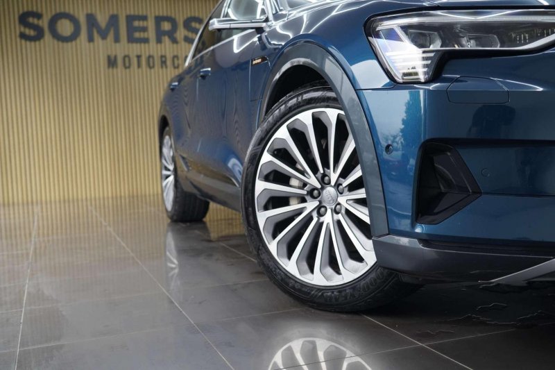 AUDI E-TRON