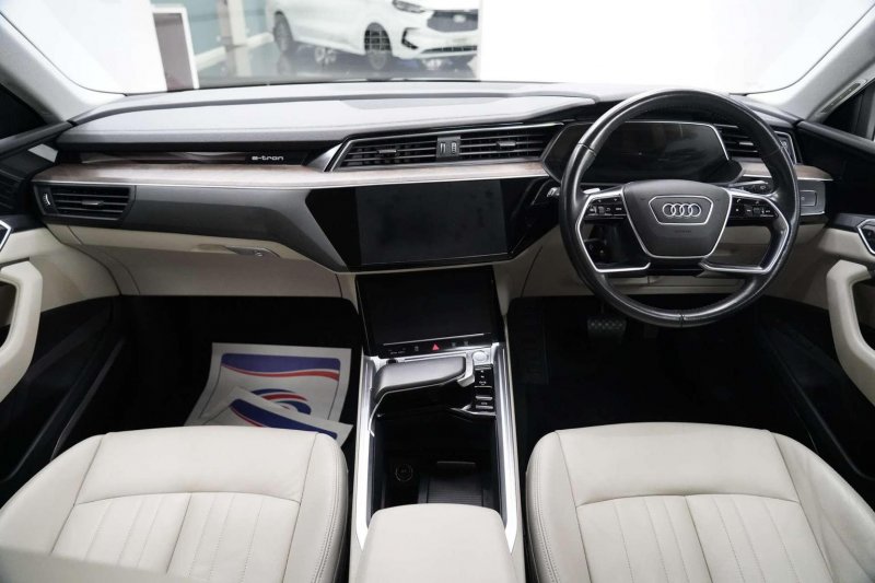 AUDI E-TRON